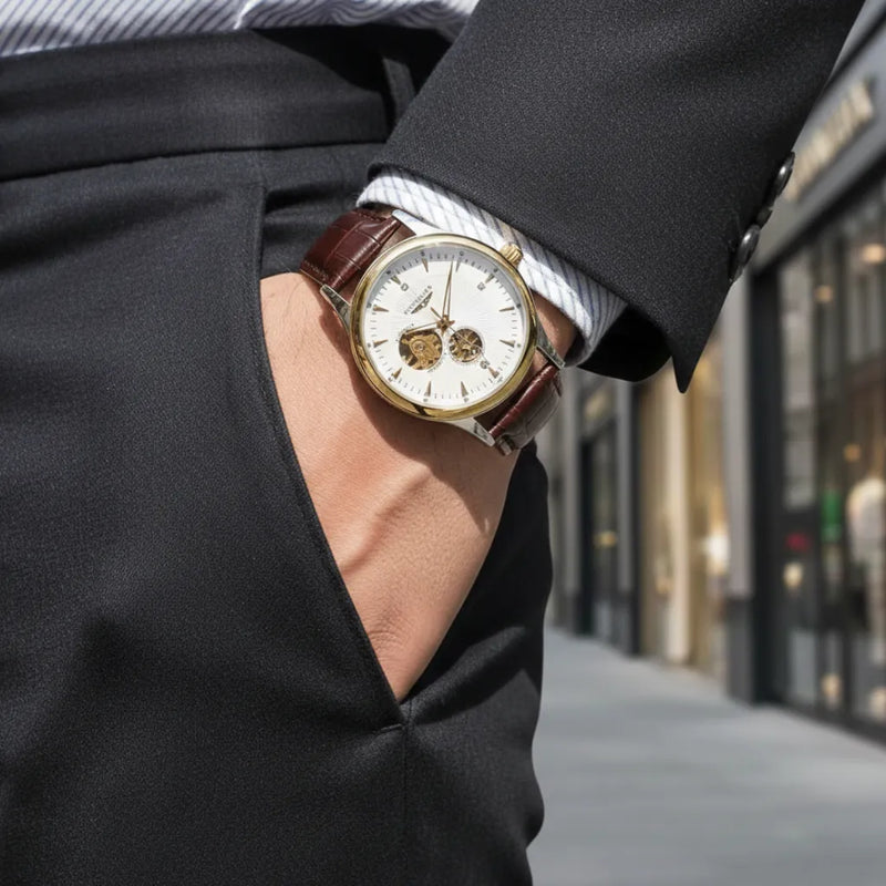 Relógio LongLux Dornell — detalhe do mostrador esqueleto mostrando engrenagens e ponteiros luminosos