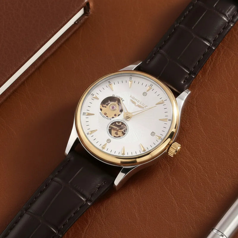 Relógio de pulso LongLux Dornell no pulso — caixa dourada e pulseira de couro em destaque