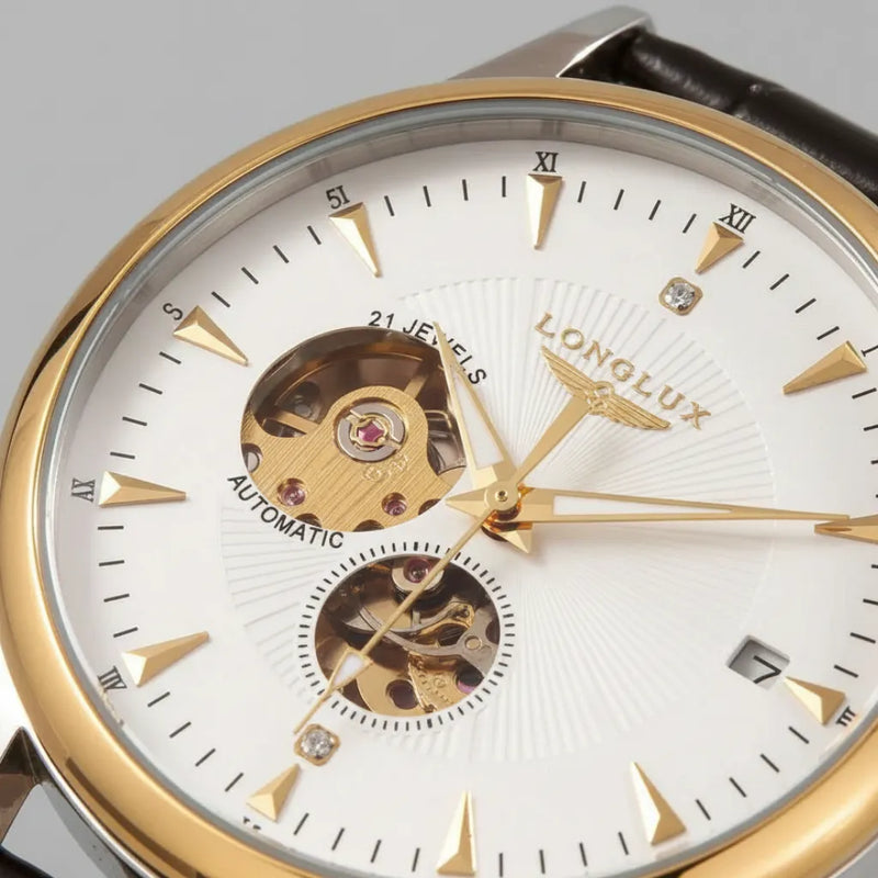 Movimento automático do LongLux Dornell — engrenagens visíveis através do mostrador skeleton