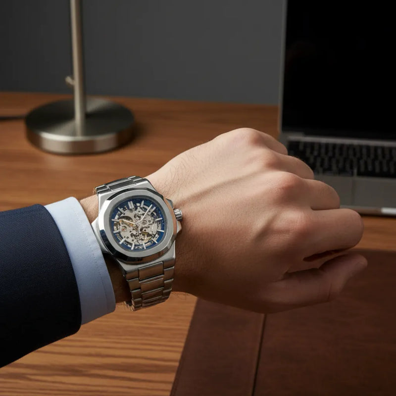 Detalhe do LongLux Patton Bule Silvery — relógio skeleton prata com mecanismo visível