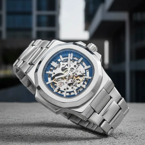 LongLux Patton Bule Silvery no pulso — caixa irregular, acabamento prata e pulseira em aço escovado